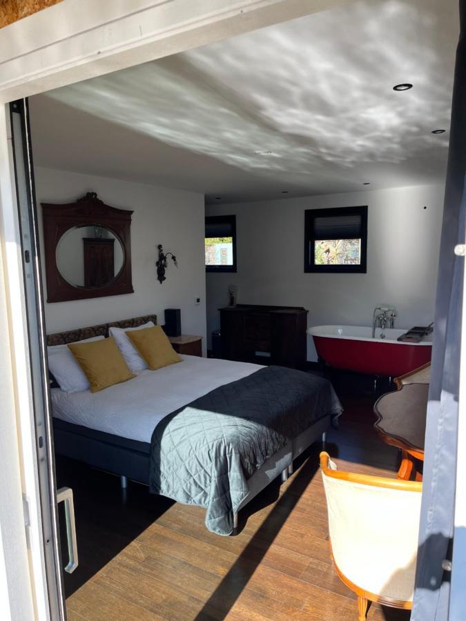 Deluxe Double Room Bath