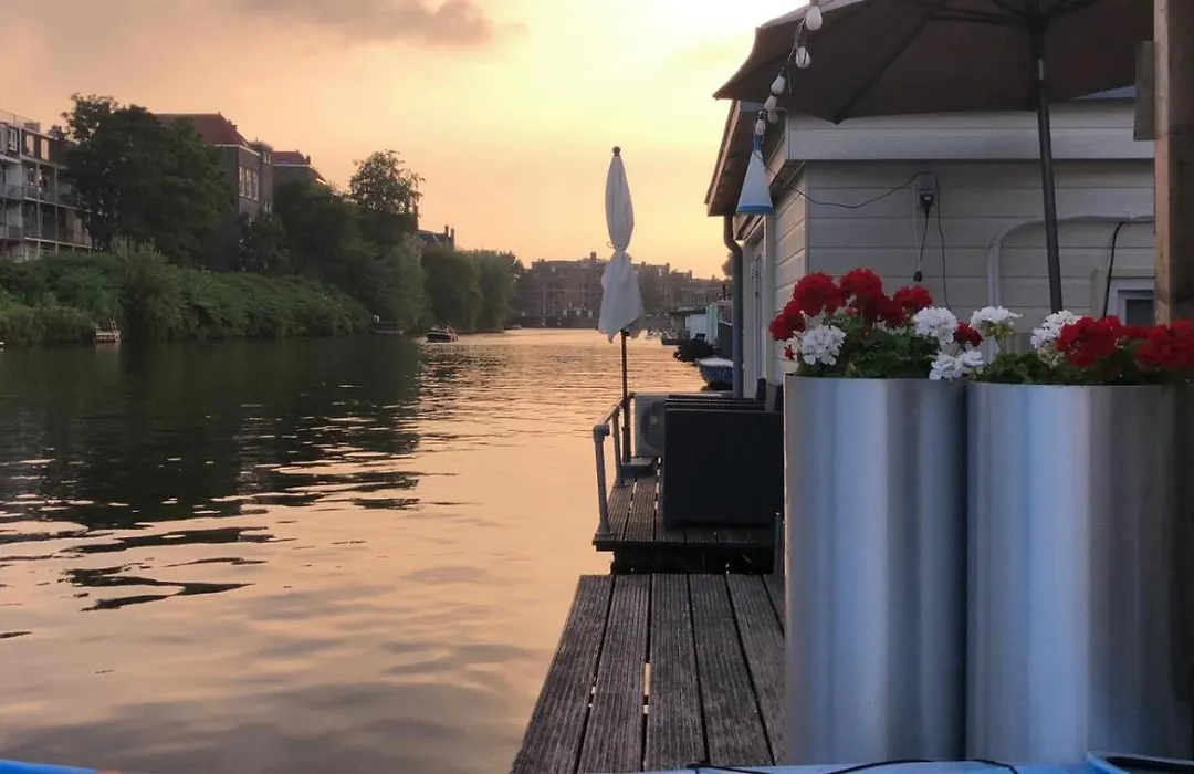 Houseboat Amsterdam-1