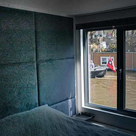 Amsterdam-Houseboat-Amstel-2