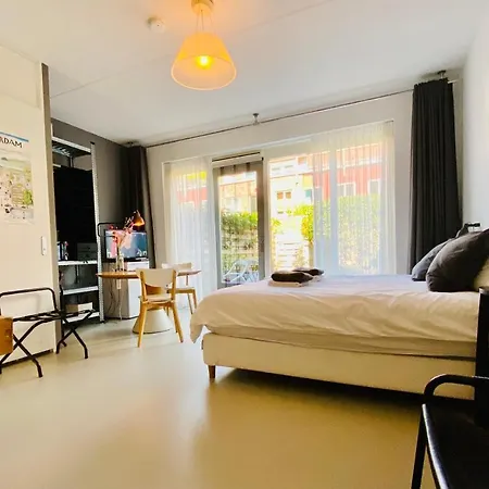 Private Studio, Patio Garden And Free Car Parking-3